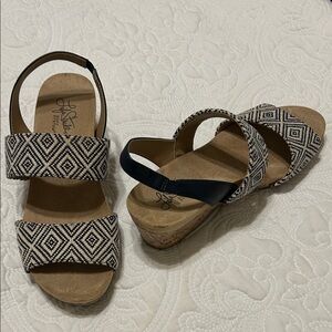 Life Stride Black and Cream Patterned Wedges